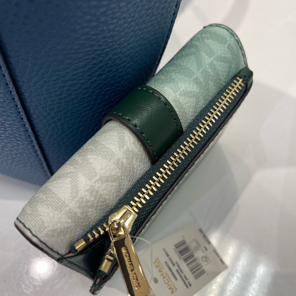 MICHAEL KORS Greenwich Medium Ombré Signature Logo Tri-Fold Wallet
Moss Multi
NW - Picture 8 of 16